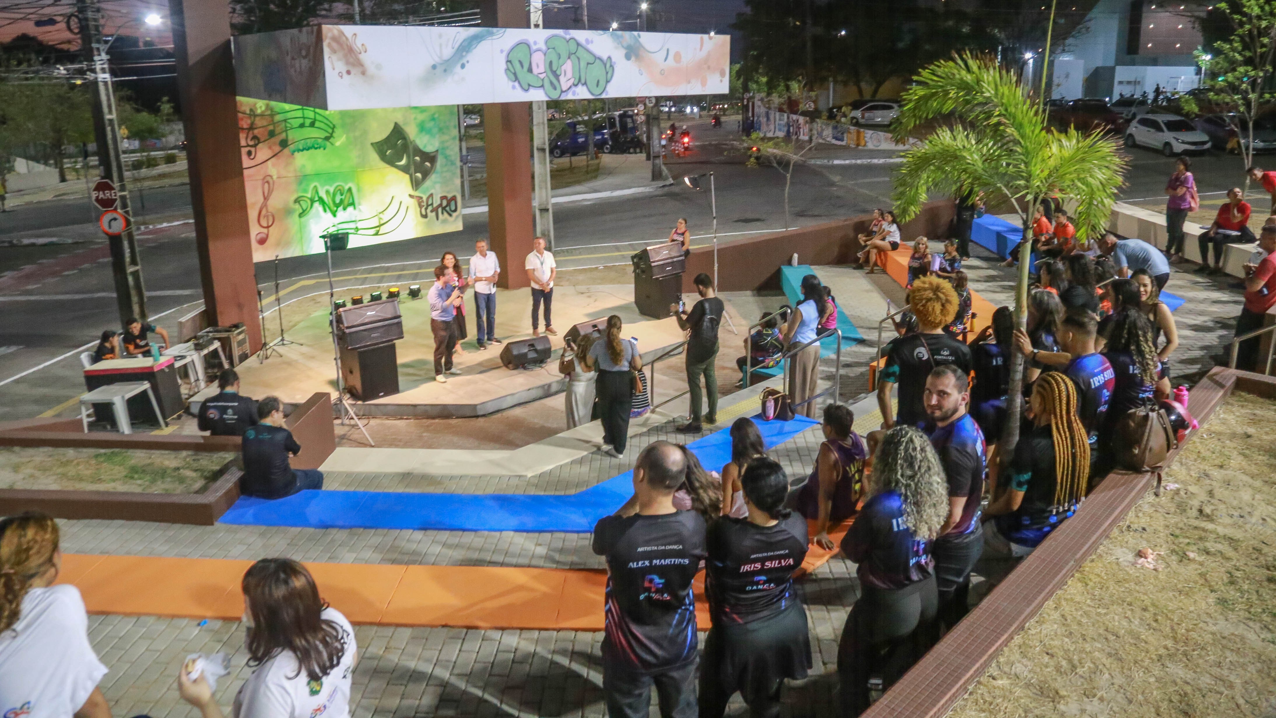 foto aberta mostrando a estrutura do anfiteatro do cuca pici, com arquibancadas e palco